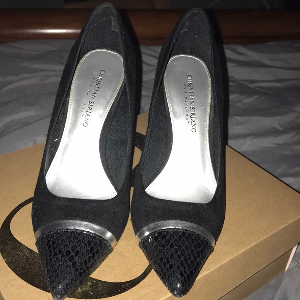 Black pumps